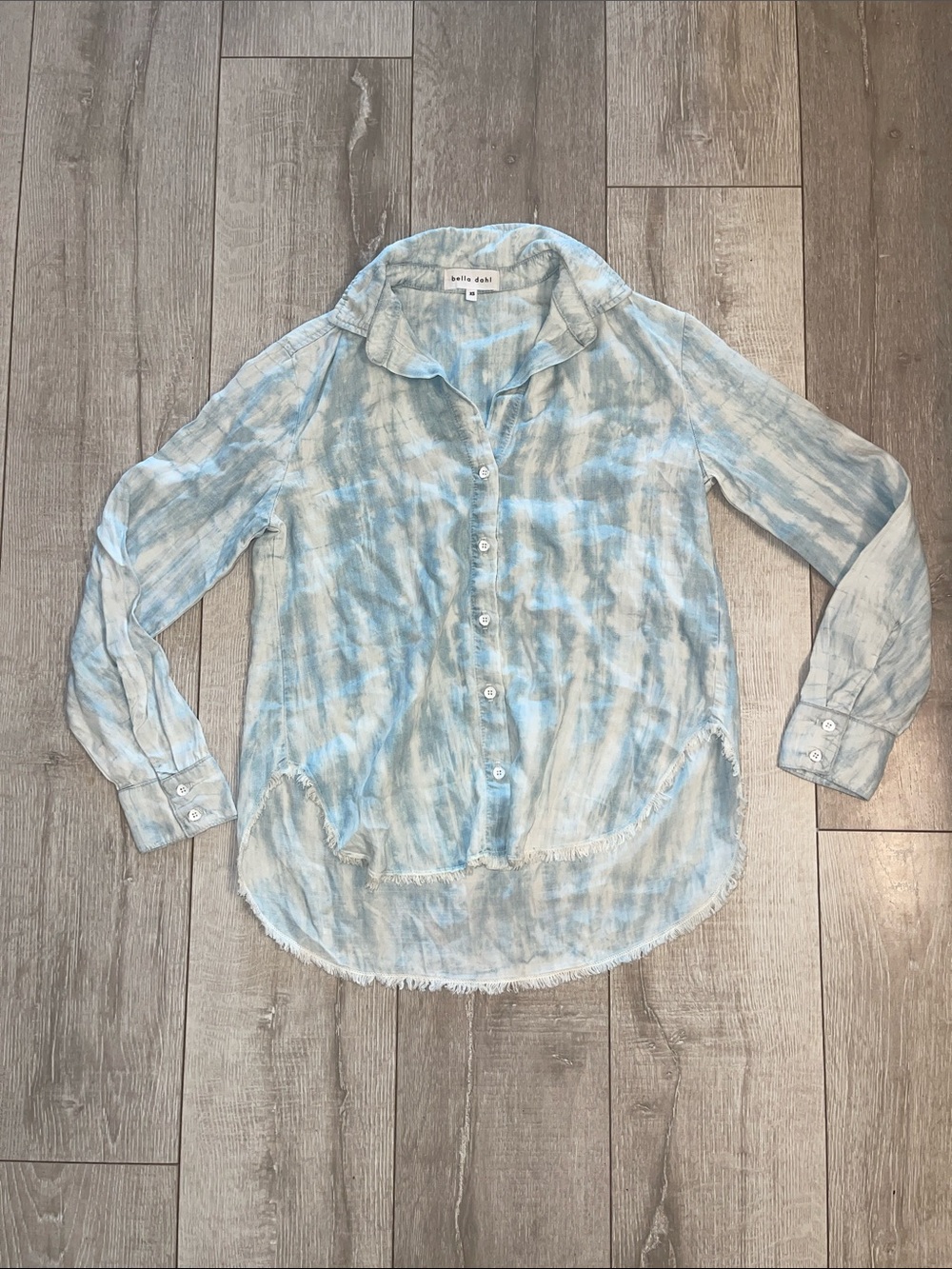 Bella Dahl Light Blue Tie-Dye Button-Up Shirt with fray detail XS- never worn! - Picture 4 of 9